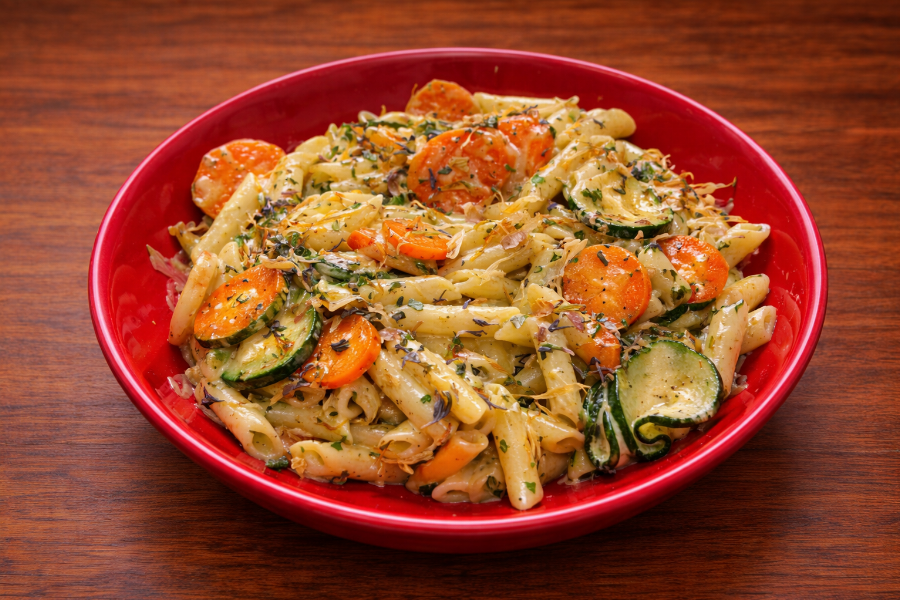 knackiges Zucchini-Möhren Gemüse mit Makkaroni  